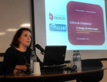 Cecilia Consolo proferindo palestra sobre Design da Informação.